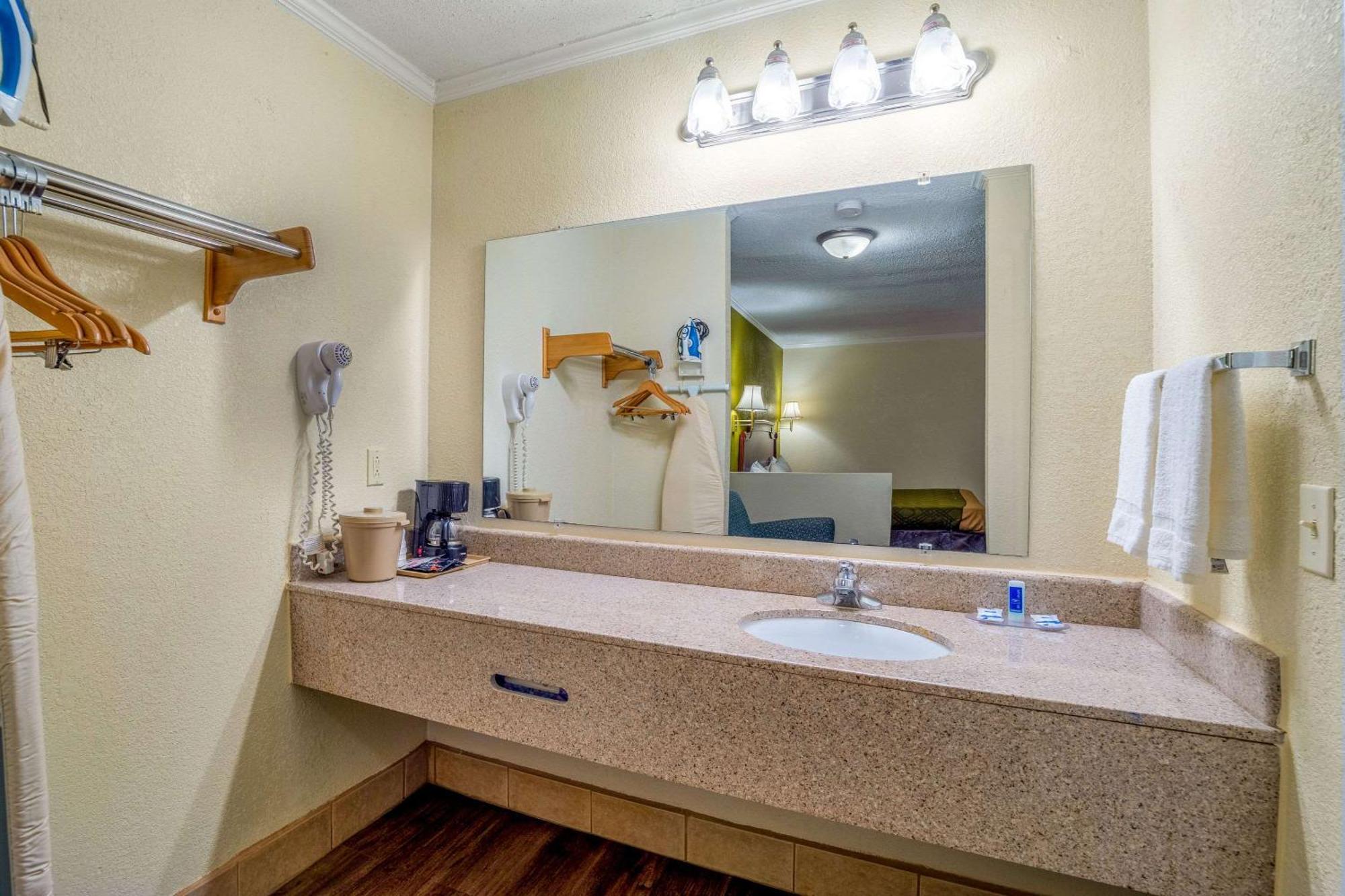 Rodeway Inn & Suites Fort Jackson Columbia Luaran gambar
