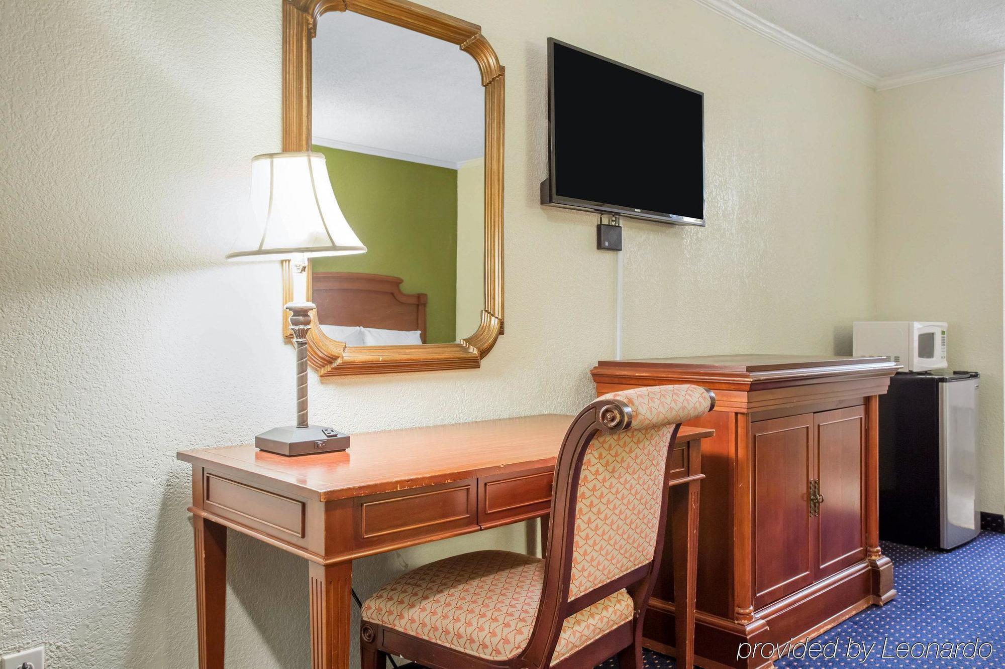 Rodeway Inn & Suites Fort Jackson Columbia Luaran gambar